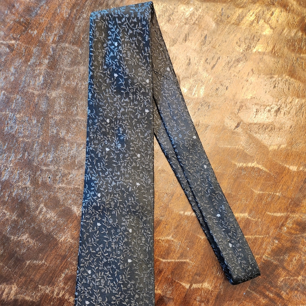 Calvin Klein Men's 100% Silk Tie ~ Black ~ Floral Motif ~ Classic